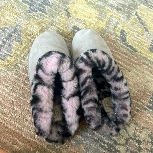 Ugg, never worn outside of house, worn 2 times.